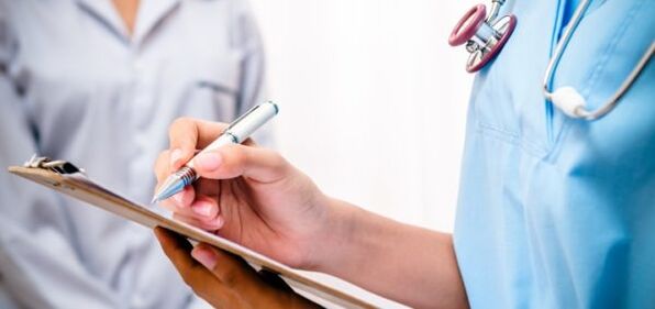 gydytojas skiria gydymą nuo nugaros skausmo