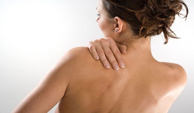 Moteris nerimauja dėl skausmo po kairiuoju pečių ašmenimis nugaroje iš nugaros
